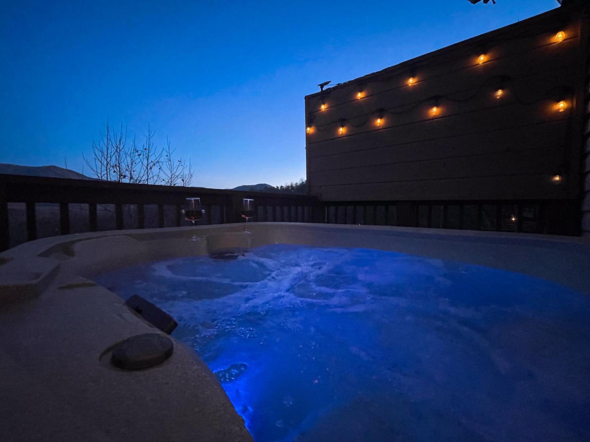 Heavenly View - Bear Themed Cabin, Hottub, Dog-Friendly, Near ガトリンバーグ エクステリア 写真