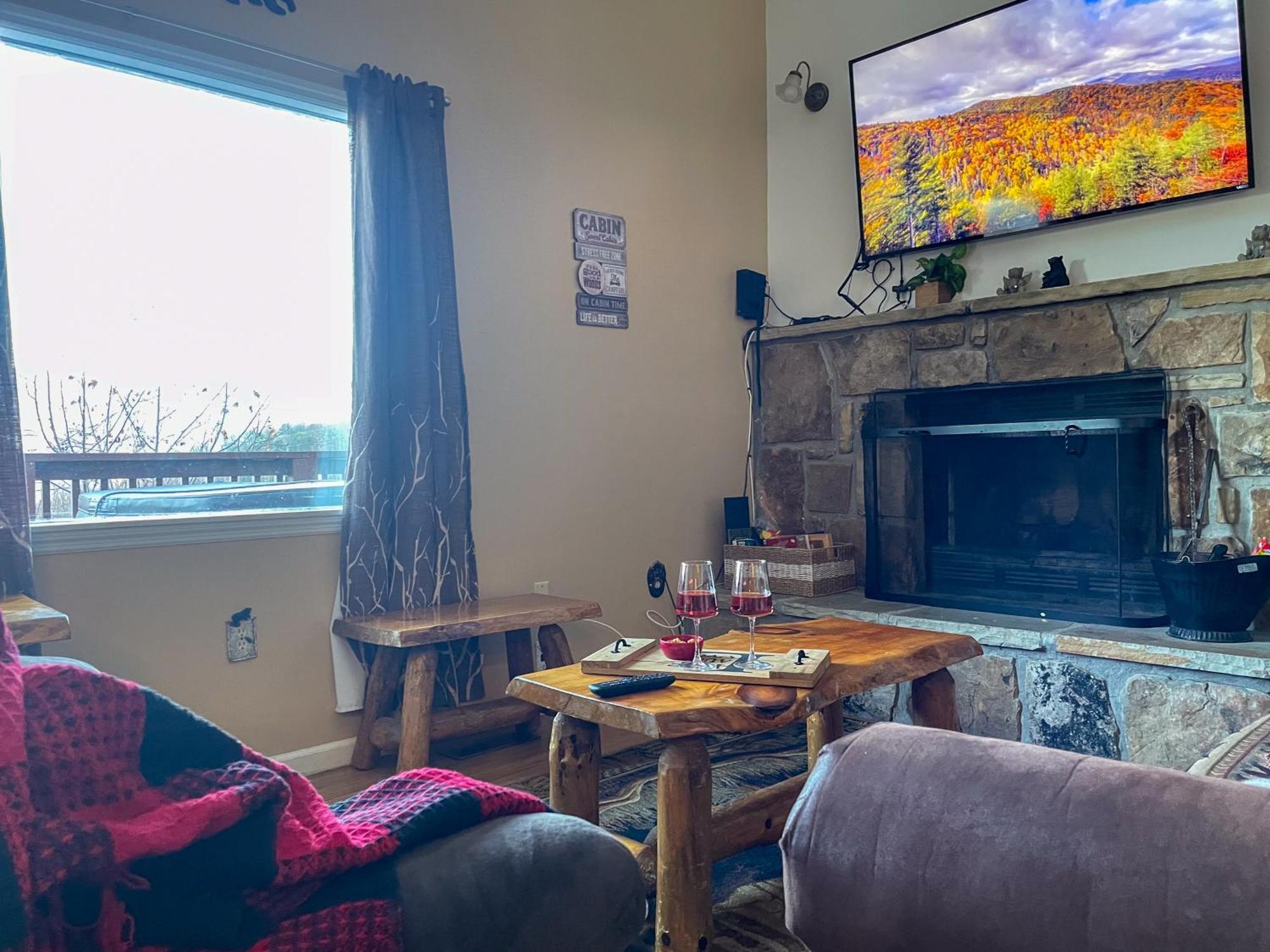 Heavenly View - Bear Themed Cabin, Hottub, Dog-Friendly, Near ガトリンバーグ エクステリア 写真