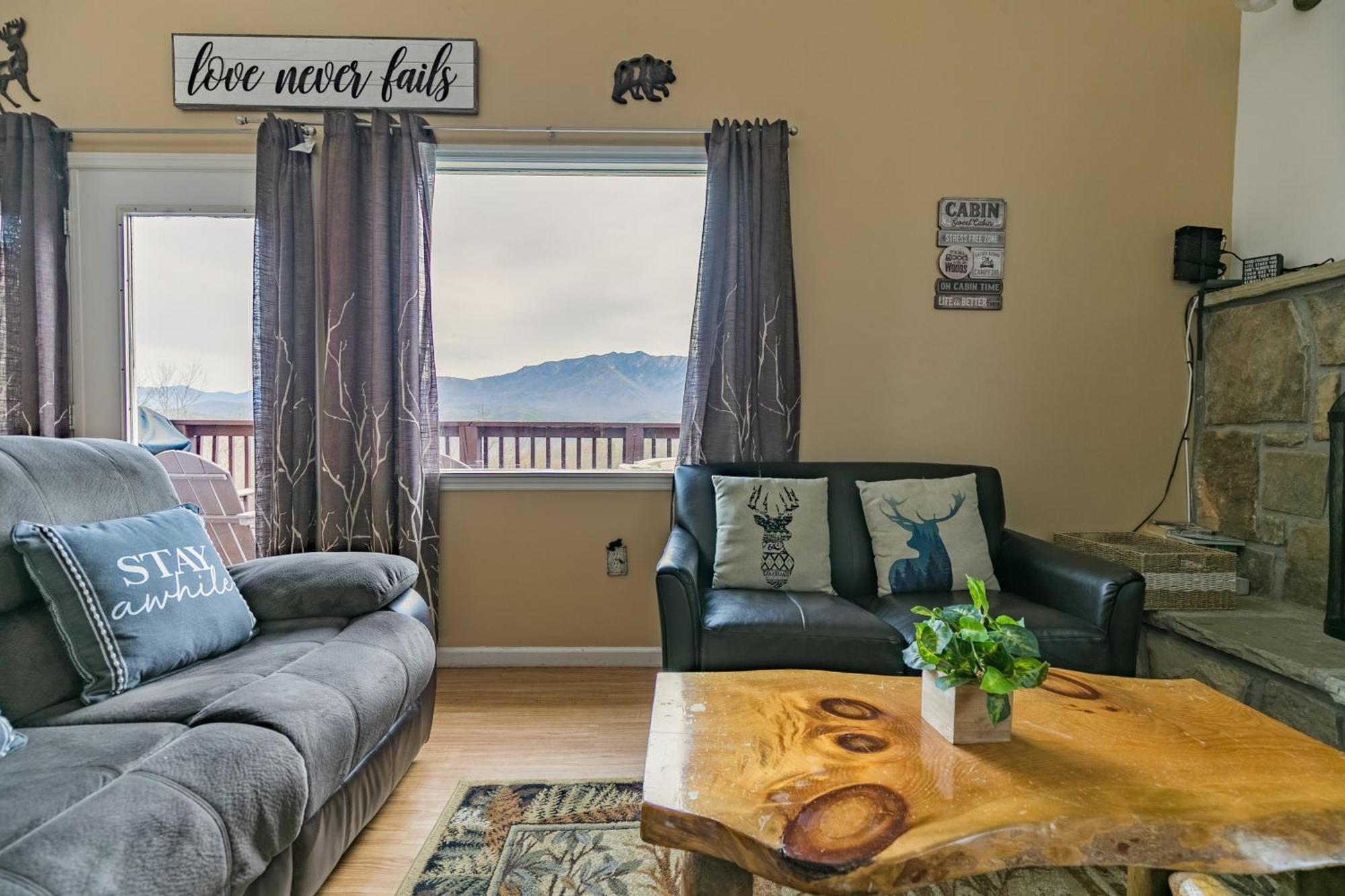 Heavenly View - Bear Themed Cabin, Hottub, Dog-Friendly, Near ガトリンバーグ エクステリア 写真